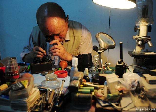 十大外围足球平台app-海贼王:红发海贼团与黑胡子海贼团 船员对战表(图1) 十大外围足球平台app